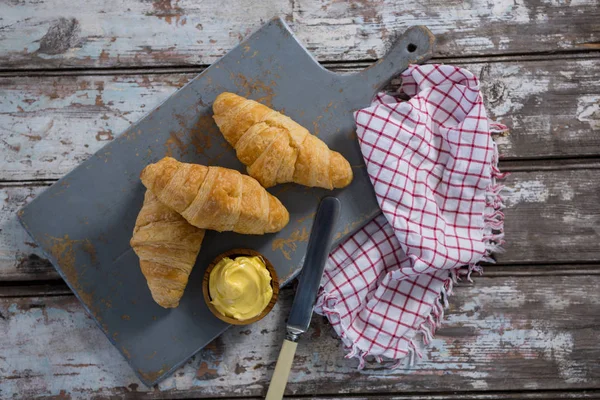 Croissants com manteiga e faca — Fotografia de Stock