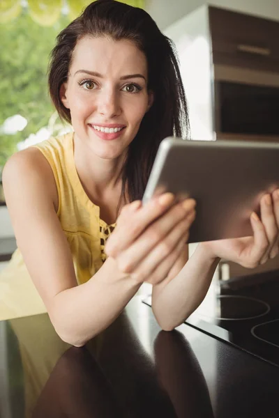 Piękna kobieta za pomocą cyfrowego tabletu — Zdjęcie stockowe