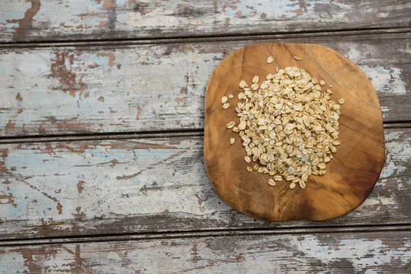 Avena sobre tabla de madera —  Fotos de Stock