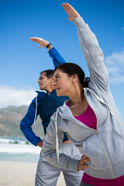 Coppia che esegue esercizio di stretching — Foto Stock