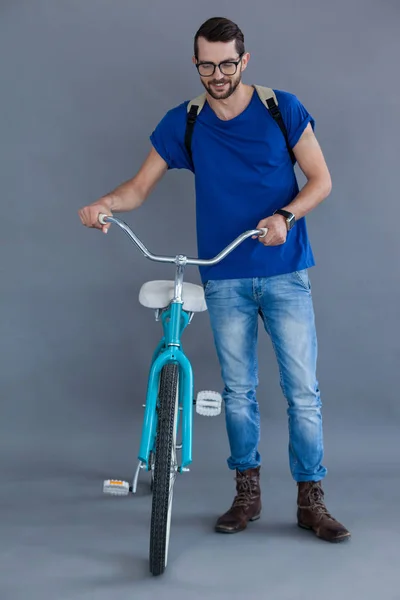 Hombre en camiseta azul con bicicleta —  Fotos de Stock