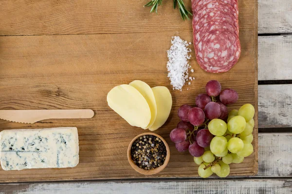 Roquefort cheese, grapes and ham — Stock Photo, Image