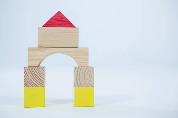 Casa feita de blocos de brinquedo de madeira — Fotografia de Stock