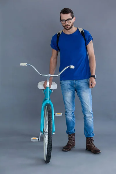 Człowiek w niebieski t-shirt i plecak z rowerem — Zdjęcie stockowe