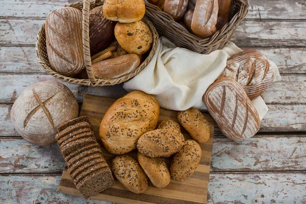다양 한 종류의 빵 바구니에 — 스톡 사진
