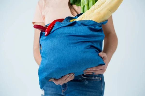 Mujer llevando bolsa de comestibles — Foto de Stock