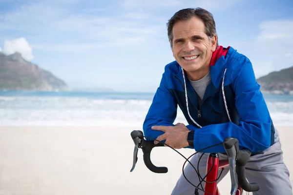 Homem encostado à bicicleta — Fotografia de Stock