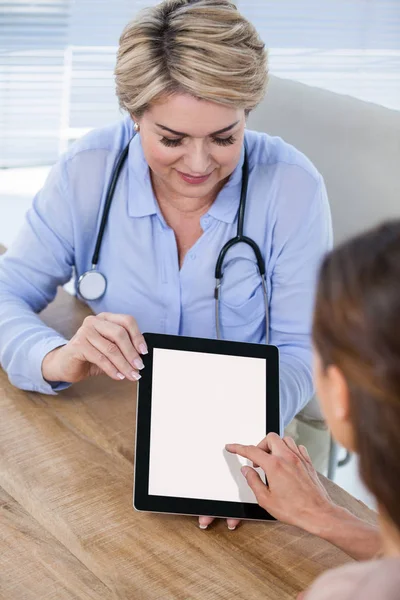 Läkaren och patienten diskutera över digitala tablett — Stockfoto
