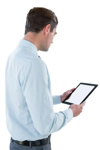Empresário olhando para tablet digital — Fotografia de Stock