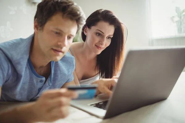 Glückliches Paar kauft online ein — Stockfoto