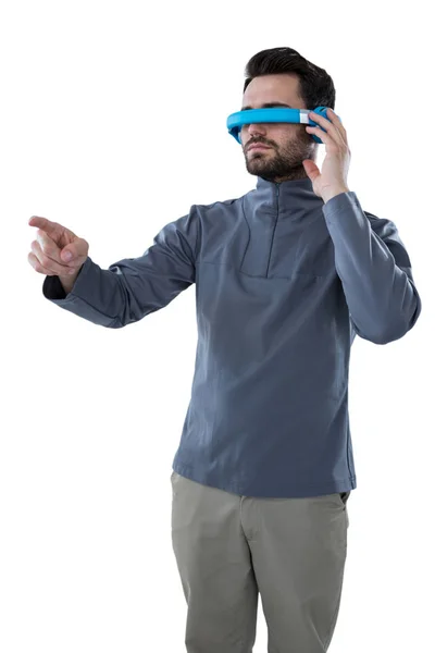 Člověk s použitím virtuální realita sluchátka — Stock fotografie