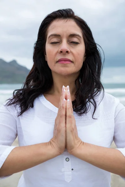 Mujer realizando yoga en la playa —  Fotos de Stock