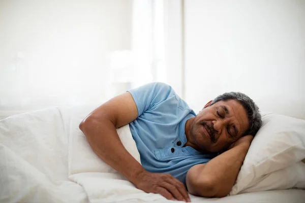 Homme âgé se reposant sur le lit dans la chambre — Photo