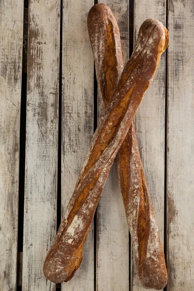 木製の背景のバゲット — ストック写真