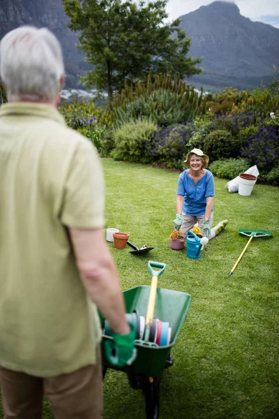 Pareja interactuando entre sí mientras que la jardinería — Foto de Stock
