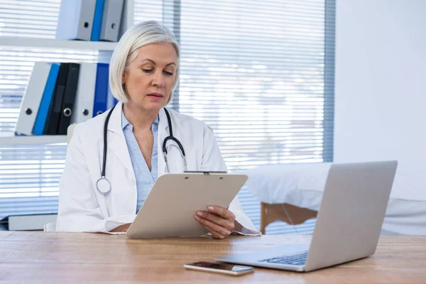 Médica feminina olhando para a área de transferência — Fotografia de Stock