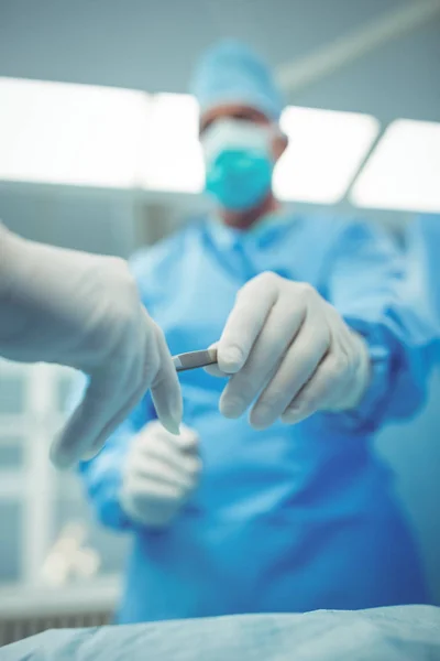 Team of surgeons performing operation — Stock Photo, Image