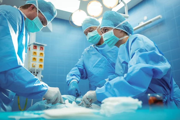 Chirurghi che eseguono operazioni in sala operatoria — Foto Stock