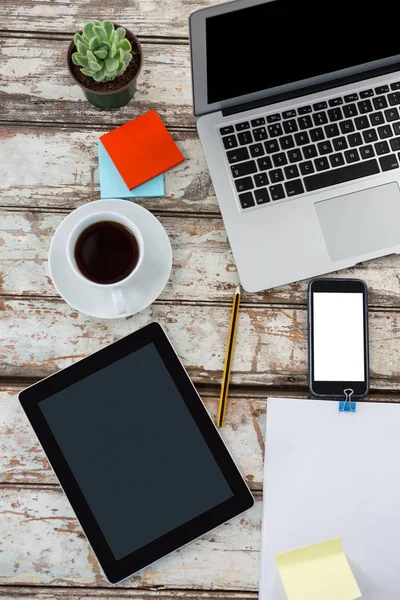 Caffè, laptop, pianta in vaso, appunti adesivi e telefono — Foto Stock