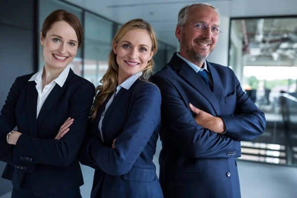 Felices empresarios de pie en el cargo — Foto de Stock