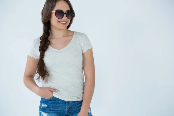 Mulher em t-shirt branca e óculos de sol — Fotografia de Stock