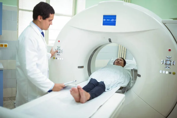 Teste de tomografia computadorizada em paciente — Fotografia de Stock