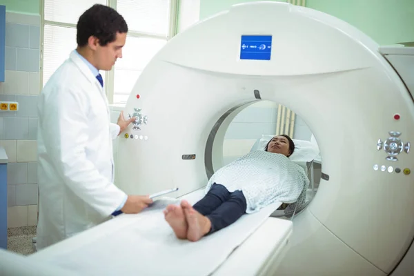 Patient unterzieht sich einem CT-Test — Stockfoto