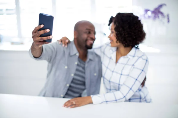 Šťastný pár pořizování selfie na telefonu — Stock fotografie