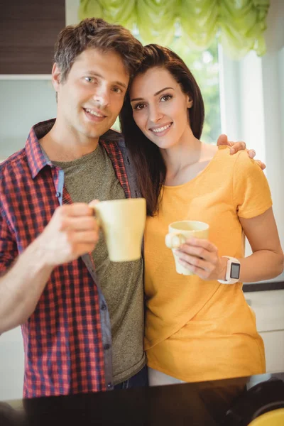 キッチンでコーヒーを持っているカップル — ストック写真