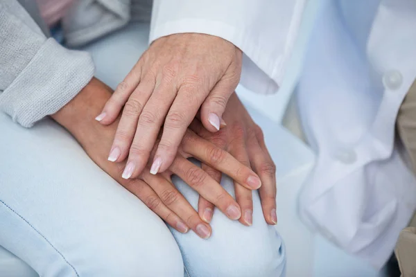 Female doctor consoling a patient — Stock Photo, Image