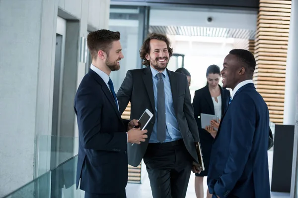 Empresarios conversando — Foto de Stock