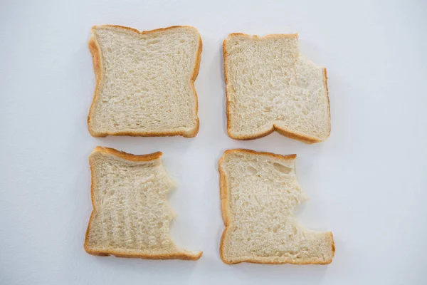 Brotscheiben auf weißem Hintergrund — Stockfoto