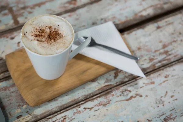 Taza de café y cuchara en bandeja de madera — Foto de Stock