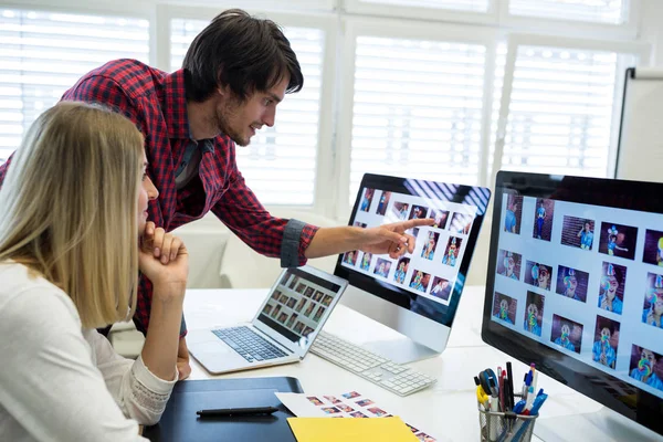 Grafiska formgivare arbetar på skrivbord — Stockfoto