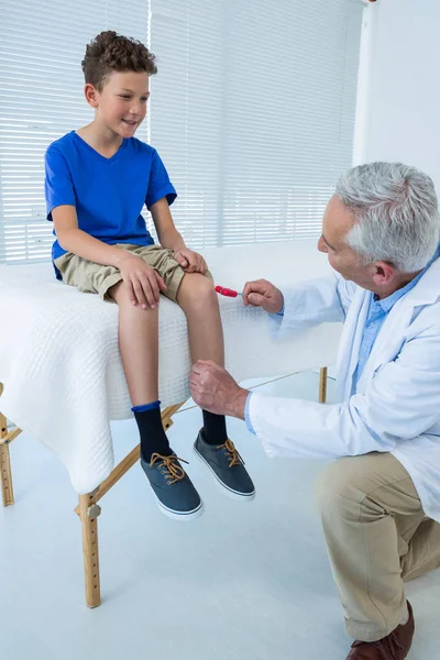 Médico examinando la rodilla del paciente — Foto de Stock