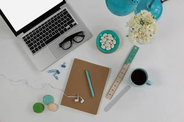 Laptop, Brille, Kopfhörer, Blumen — Stockfoto