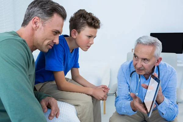 Arzt und Patient diskutieren über Tabletten — Stockfoto