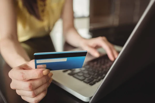 Mulher bonita compras online — Fotografia de Stock