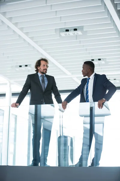 Zakenman praten met collega — Stockfoto