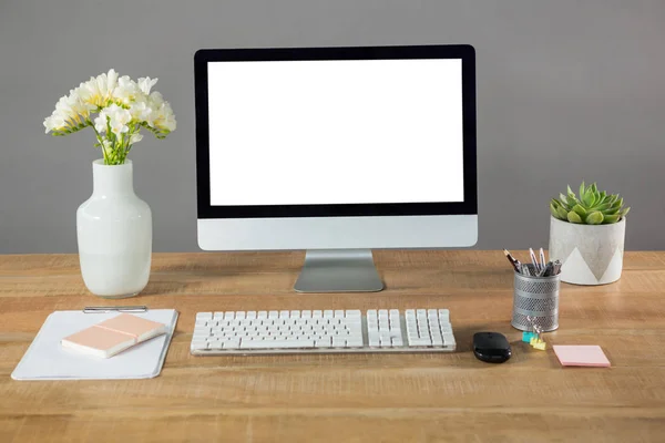 Desktop pc, vaso de flores e artigos de escritório — Fotografia de Stock