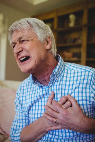 Hombre mayor sufriendo de dolor en el pecho — Foto de Stock