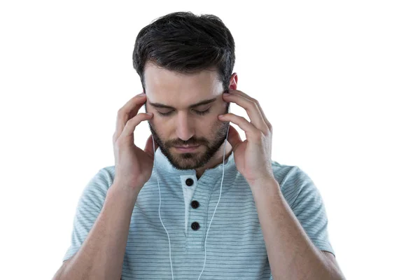 Hombre estresado escuchando auriculares —  Fotos de Stock