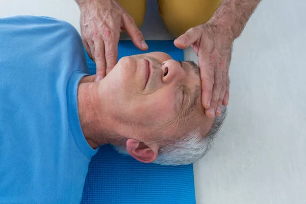 Paramedicus uitvoeren van de reanimatie op patiënt — Stockfoto