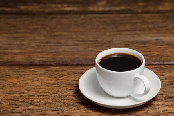 Taza de café sobre mesa de madera — Foto de Stock