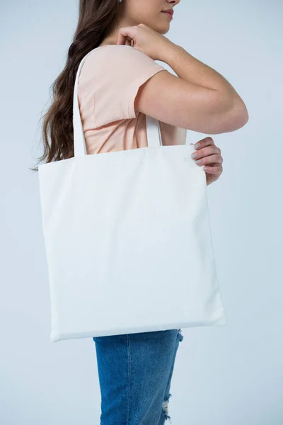 Hermosa mujer llevando bolsa de compras —  Fotos de Stock