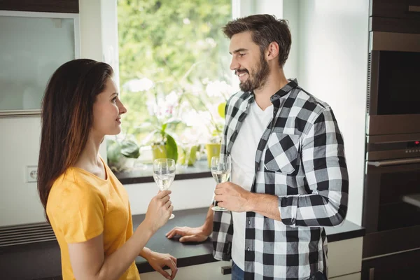 Paar hält Sektgläser in der Hand — Stockfoto