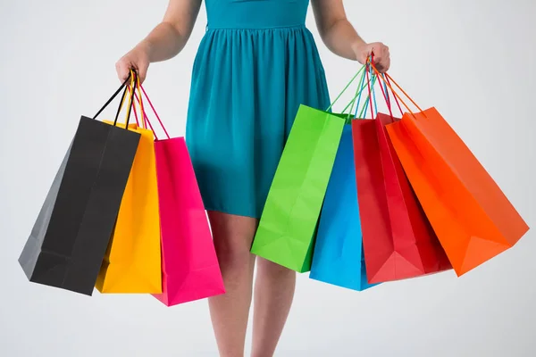Kadın taşıyan renkli alışveriş torbaları — Stok fotoğraf
