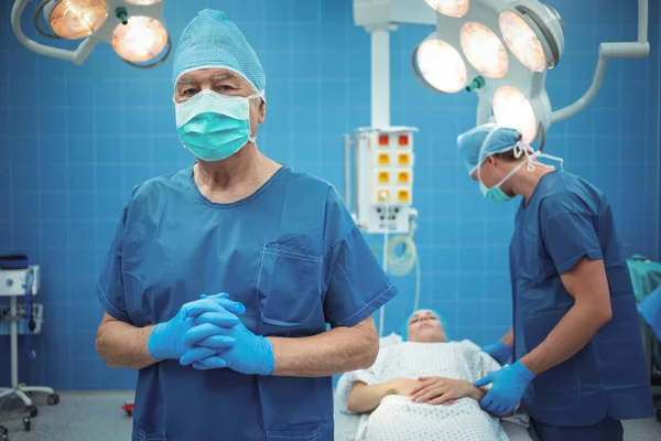 Surgeon standing in operation theater — Stock Photo, Image