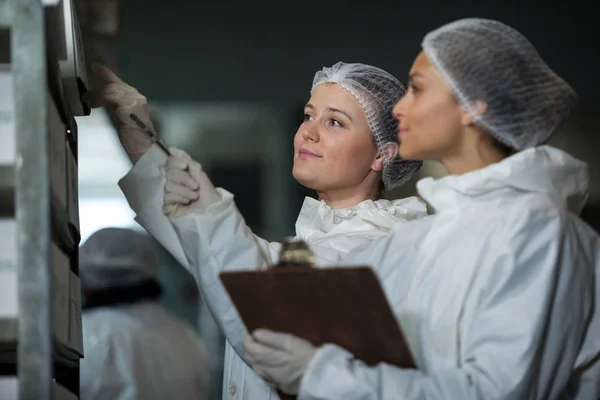 Butchers maintaining records on clipboard — Stock Photo, Image