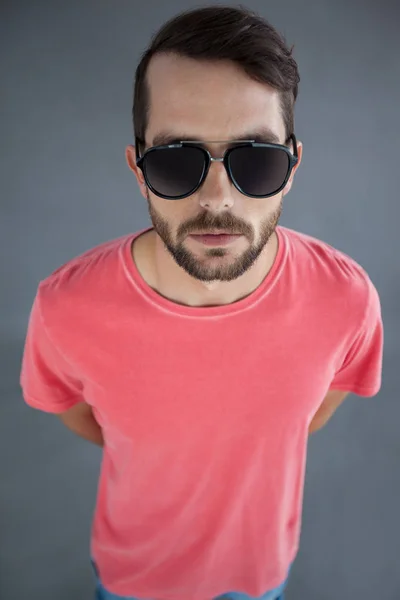 Hombre en camiseta rosa y gafas de sol —  Fotos de Stock